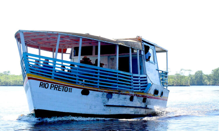 passeio-de-barco-no-rio-itanhaem